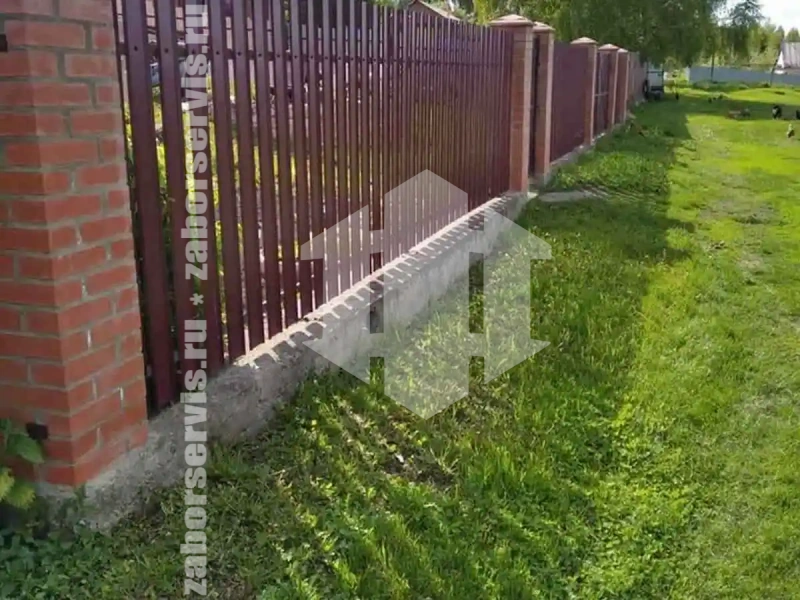 Забор из металлического штакетника с воротами 67 метров