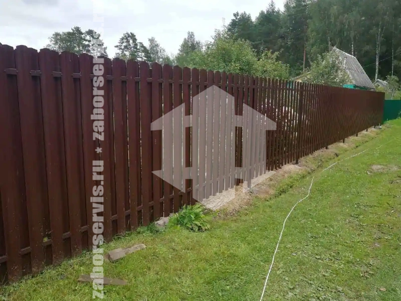 Заборы из металлического штакетника шахматка 85 метров