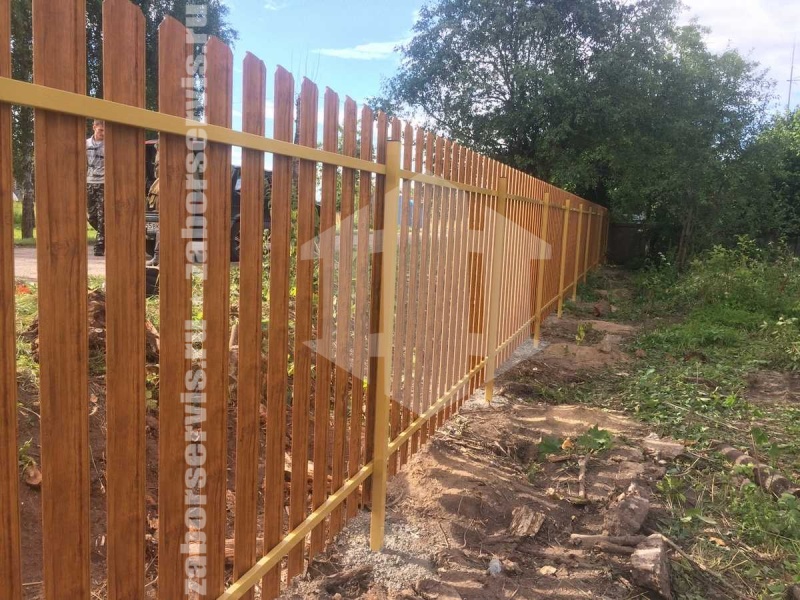 Забор из металлического штакетника под дерево 41 метр