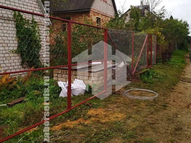 Забор из сетки рабицы на забивных столбах 65 метров