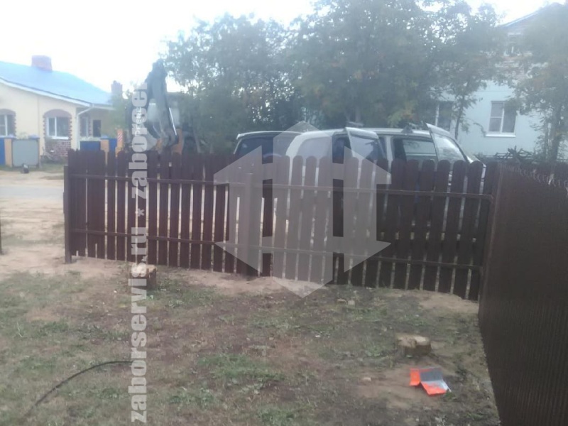Забор из евроштакетника с забивными столбами 9 метров