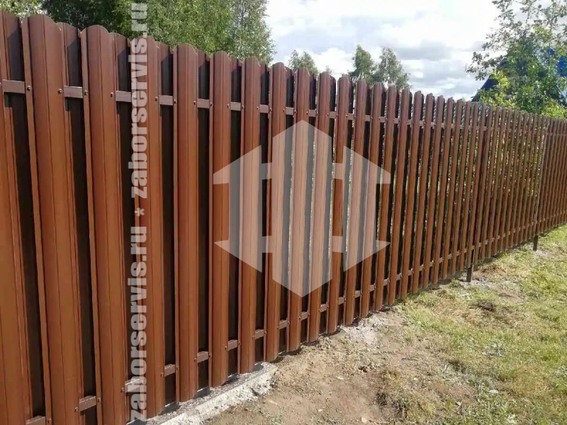 Заборы из металлического штакетника 75 метров
