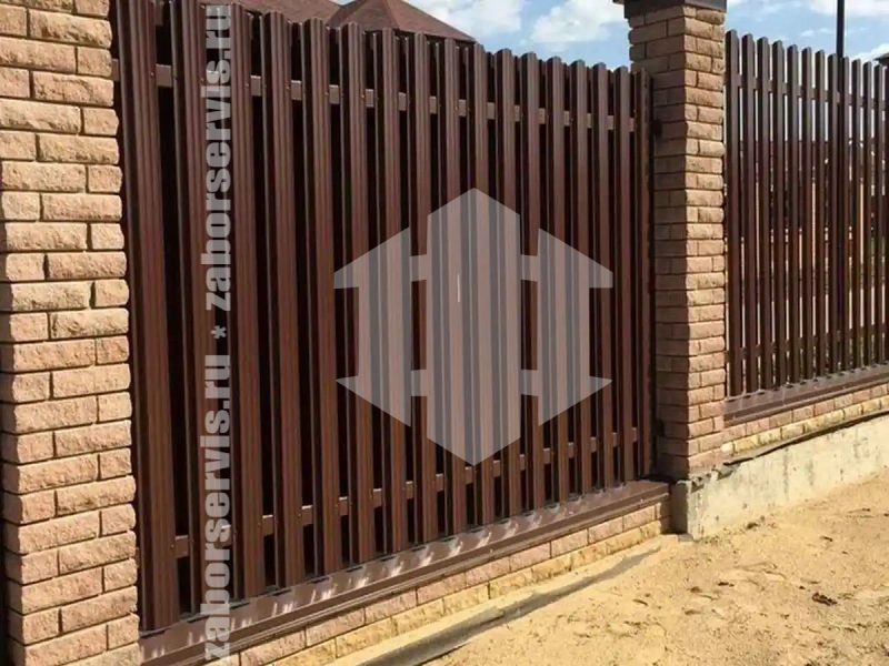 Заборы из металлического штакетника шахматка 48 метров