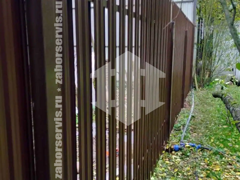 Заборы из металлического штакетника шахматка 69 метров