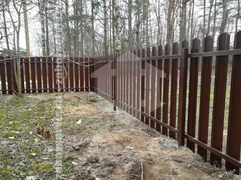 Забор из металлического штакетника коричневый 26 метров