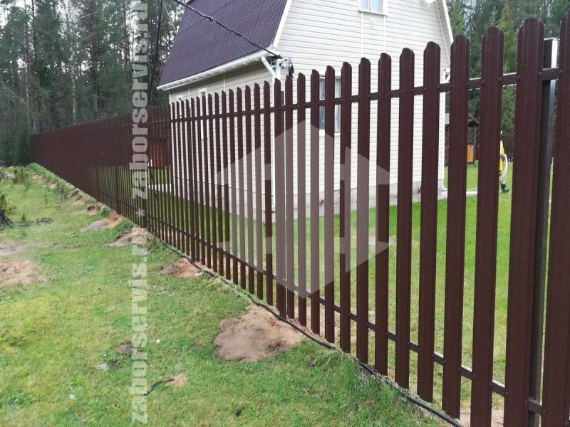 Забор из евроштакетника с утрамбовкой щебнем 48 метров