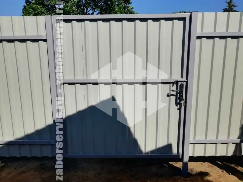 Забор из профнастила с утрамбовкой столбов щебнем 50 метров