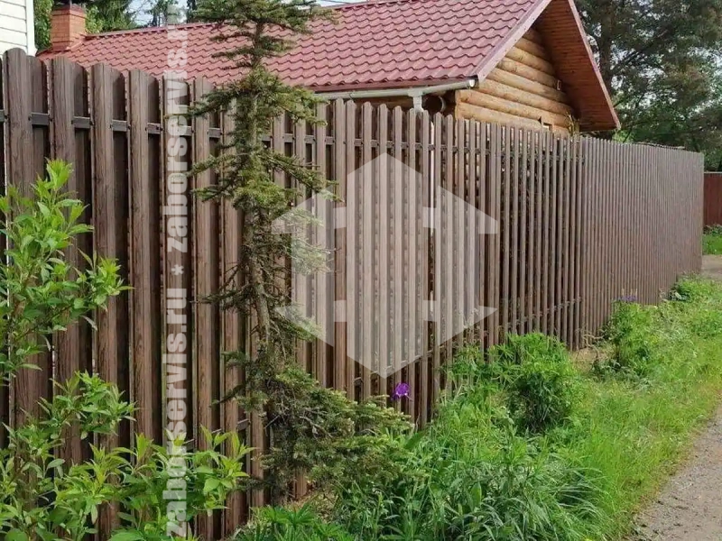 Забор из евроштакетника под дерево 75 метра