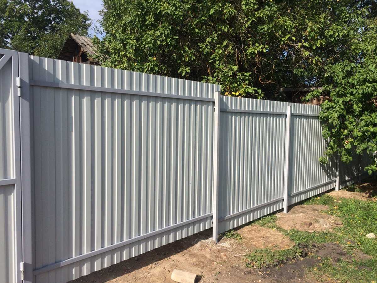 Забор из профнастила с утрамбовкой щебнем 65 метров