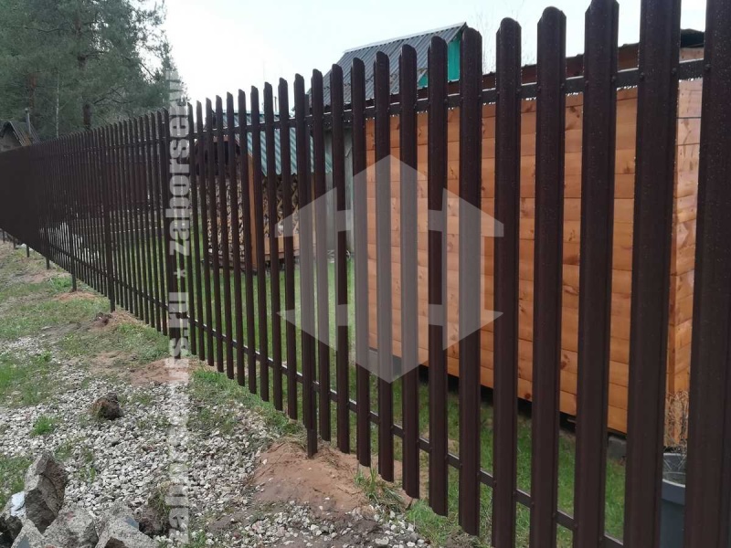 Забор из евроштакетника с утрамбовкой щебнем 48 метров