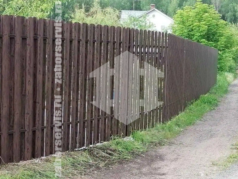 Забор из евроштакетника под дерево 75 метра