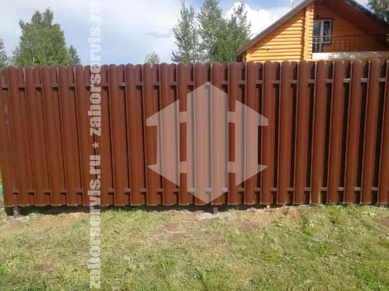 Заборы из металлического штакетника 75 метров