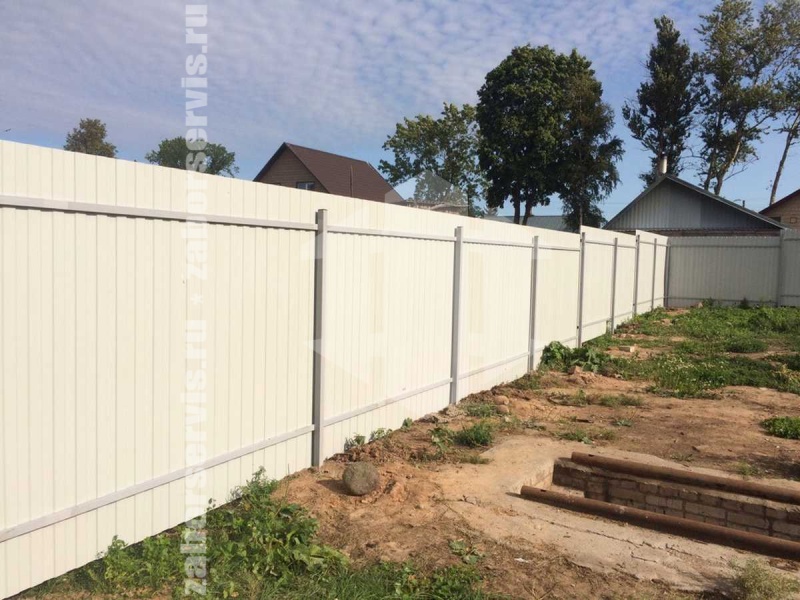 Забор из профнастила с утрамбовкой щебнем 65 метров