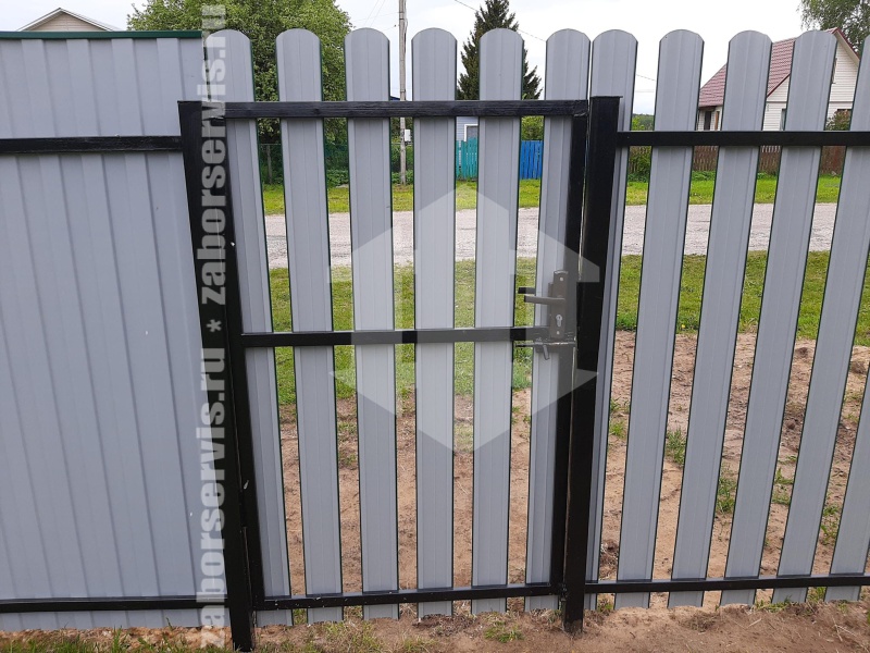 Забор из евроштакетника с забивными столбами 14 метров