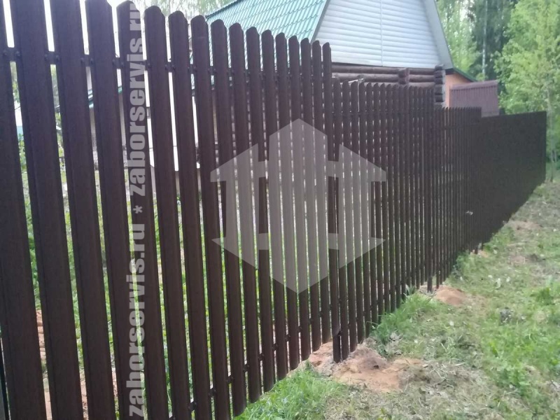 Металлический штакетник 20 соток с забивными столбами