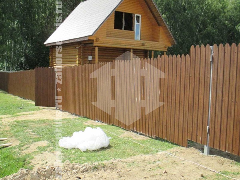Забор из профнастила под дерево 31 метр