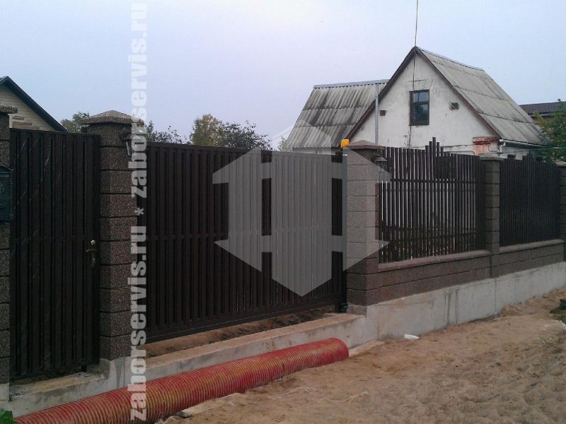 Забор из евроштакетника с кирпичными столбами 19 метров