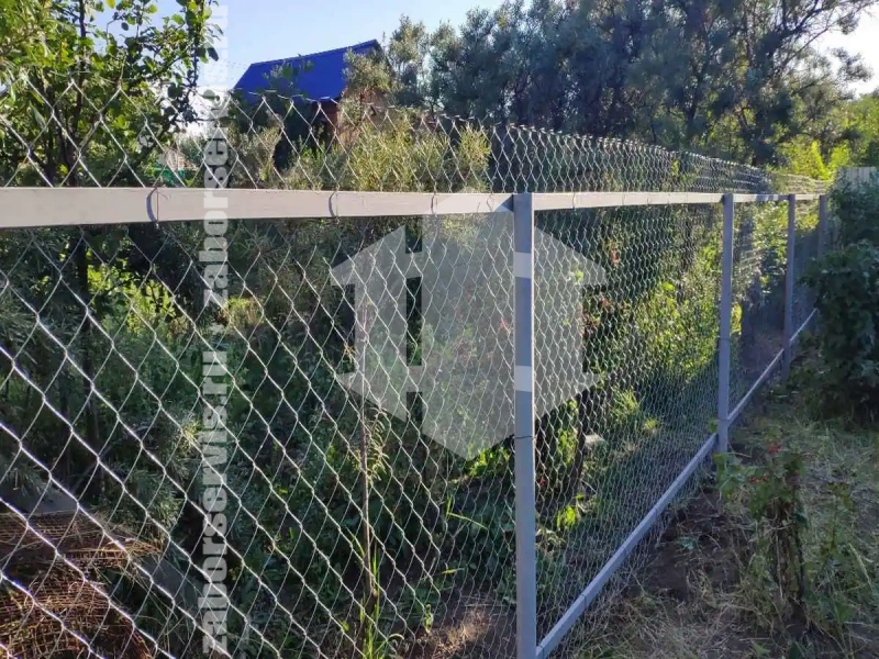 Забор из сетки рабицы на профильном каркасе 64 метра