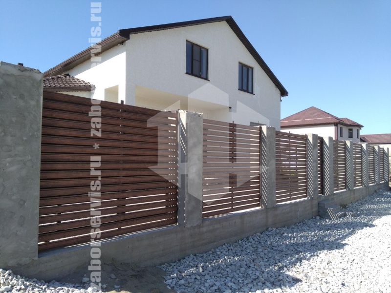 Забор из евроштакетника с кирпичными столбами 102 метра