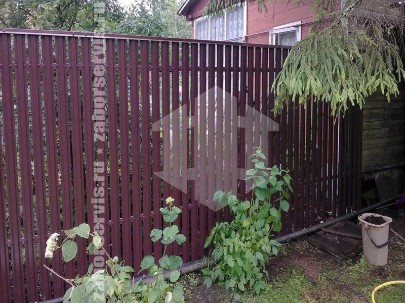 Забор из евроштакетника с бетонированием столбов 28 метров