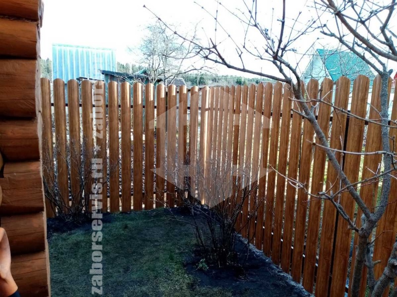 Забор из металлического штакетника под дерево 64 метра