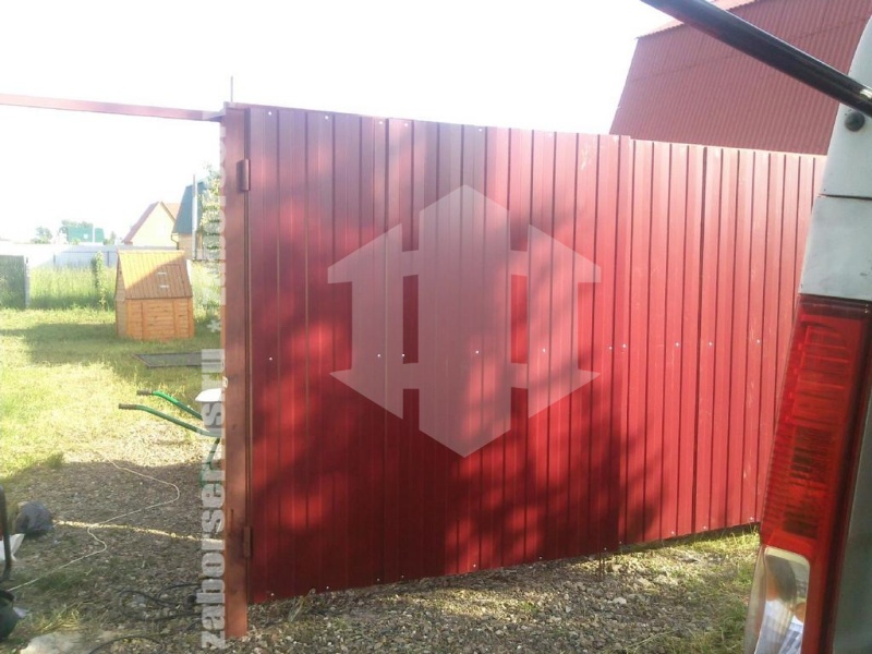 Забор из профнастила с утрамбовкой щебнем 92 метра