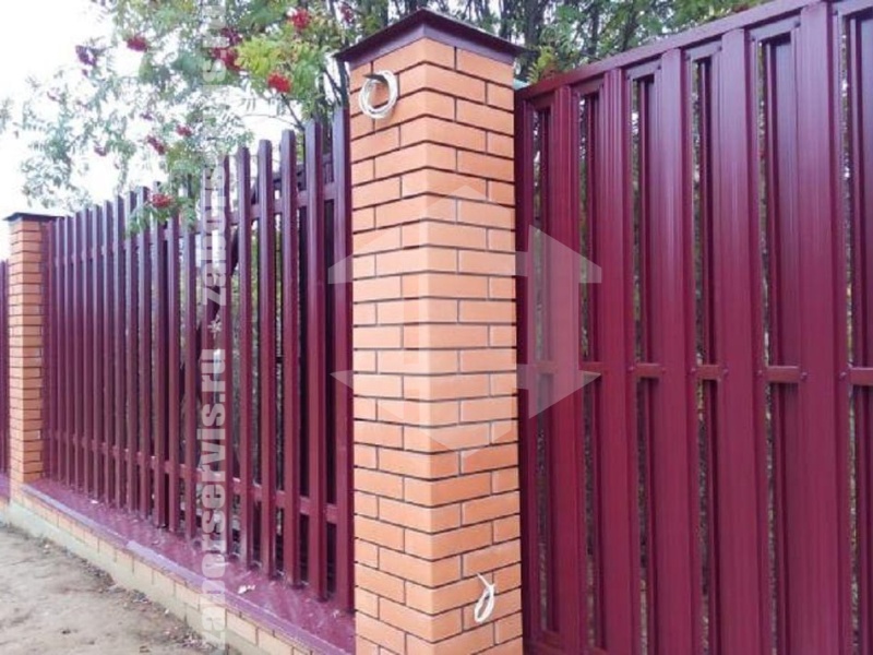 Забор из евроштакетника с кирпичными столбами 6 метров