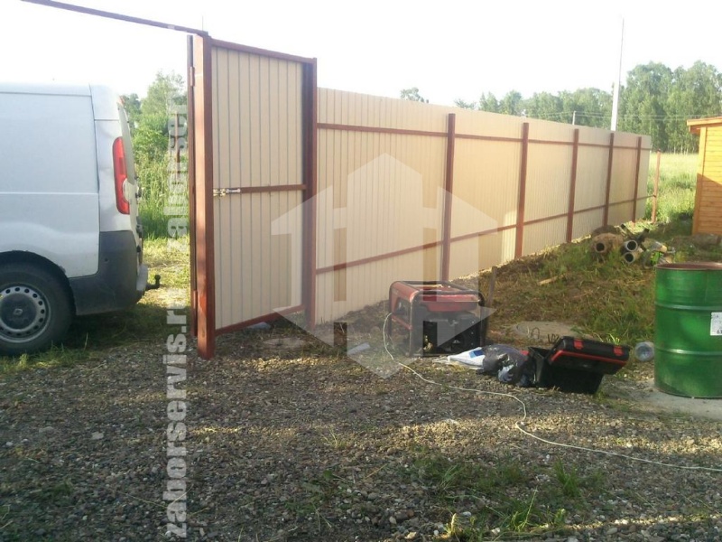 Забор из профнастила с утрамбовкой щебнем 92 метра