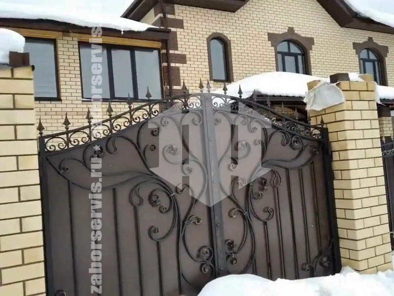 Кованый забор с распашными воротами 40 метров